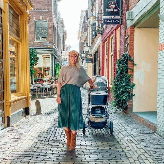 Saskia weerstand in de oude stad met een buggy